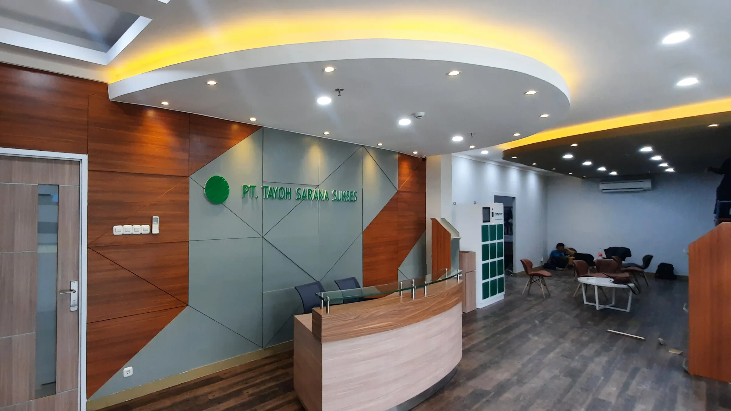 Hasil renovasi kantor PT Tayoh Sarana Sukses - Receptionist
