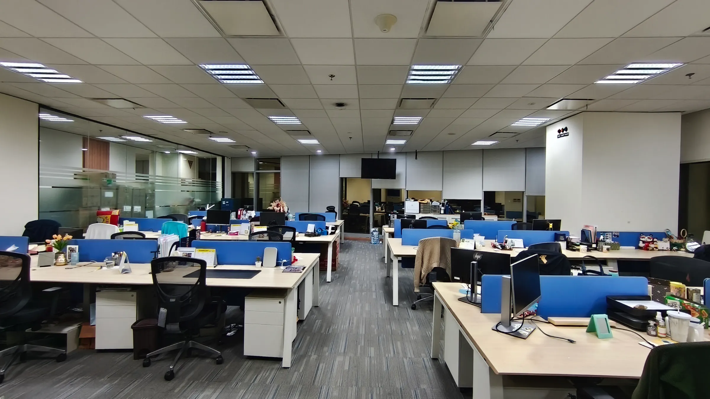 Hasil renovasi kantor SIA Hasil akhir peremajaan area kerja kubikel terbuka kantor Singapore Airlines Jakarta oleh CREATVE.ID