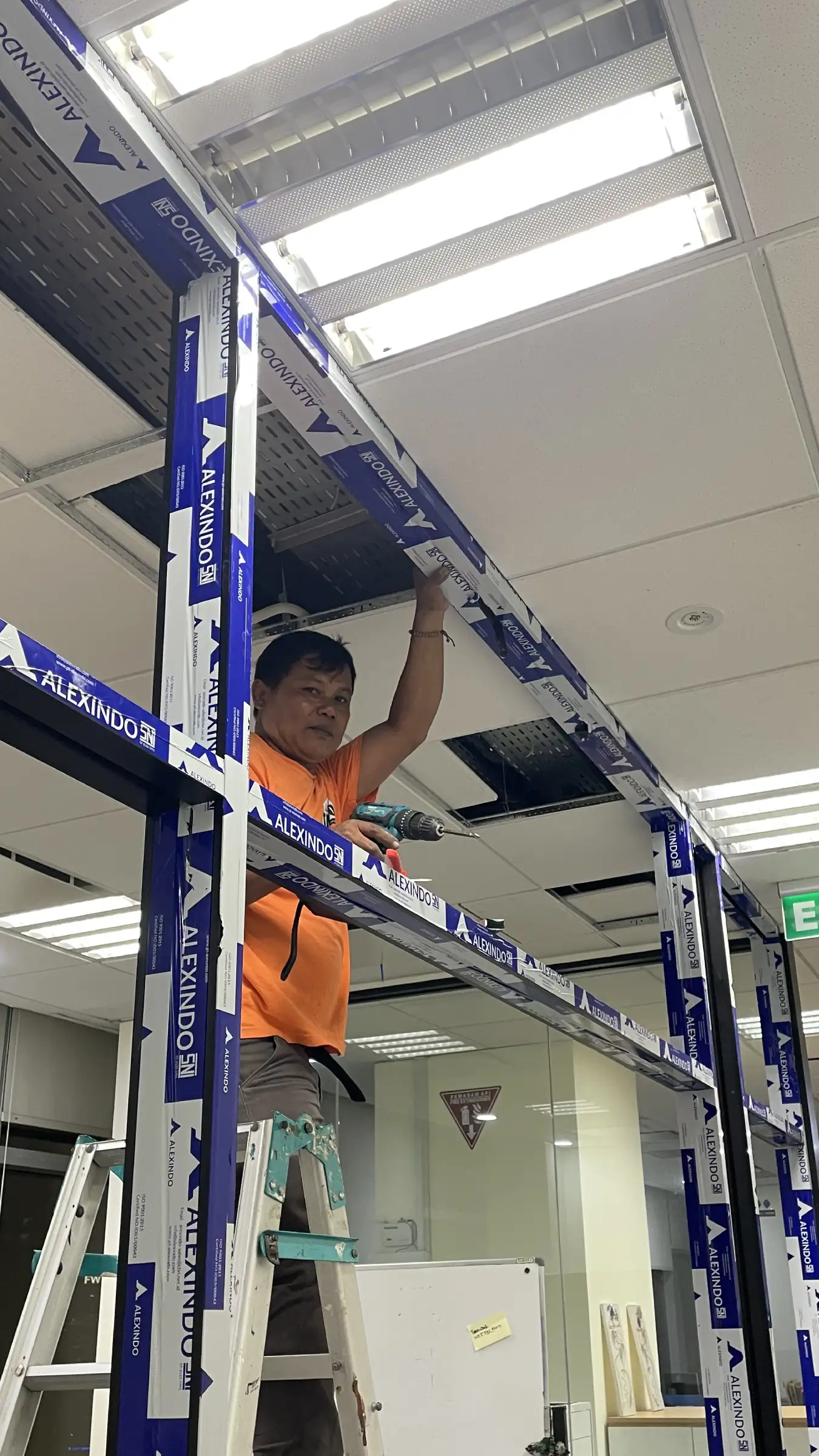 Proses pemasangan aluminium ruang meeting Singapore Airlines Proses pemasangan aluminium ruang meeting Singapore Airlines