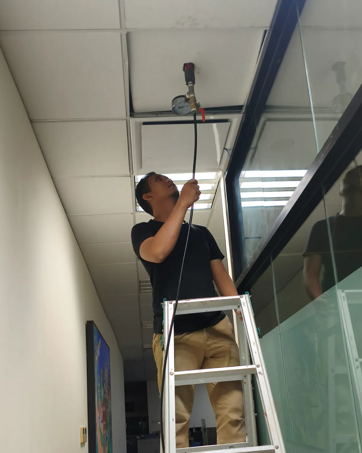 Proses pengecekan tekanan sprinkler di kantor Singapore Airlines saat malam hari Singapore Airlines Office Refurbishment