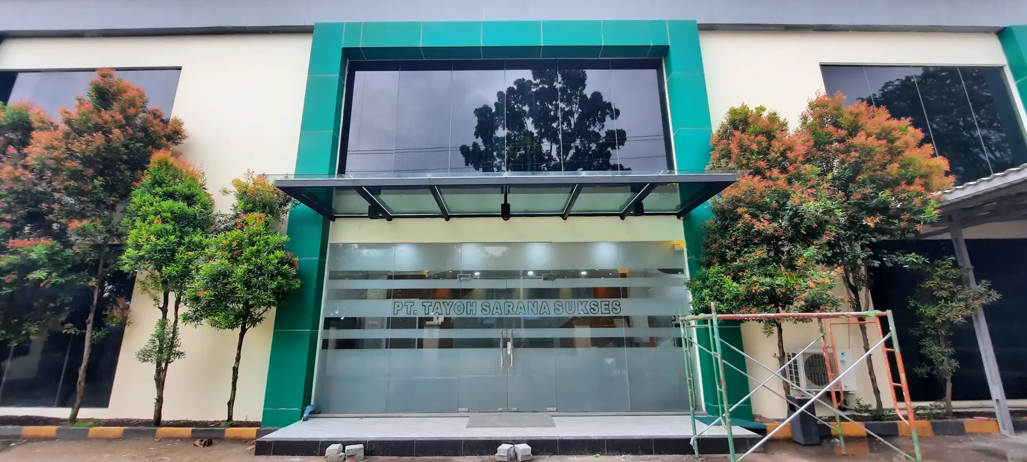 fasad gedung kantor pt tayoh sarana sukses bekasi Tampilan fasad depan gedung kantor PT Tayoh Sarana Sukses Jalan Raya Narogong Bekasi sebelum pengerjaan peremajaan interior oleh CREATVE