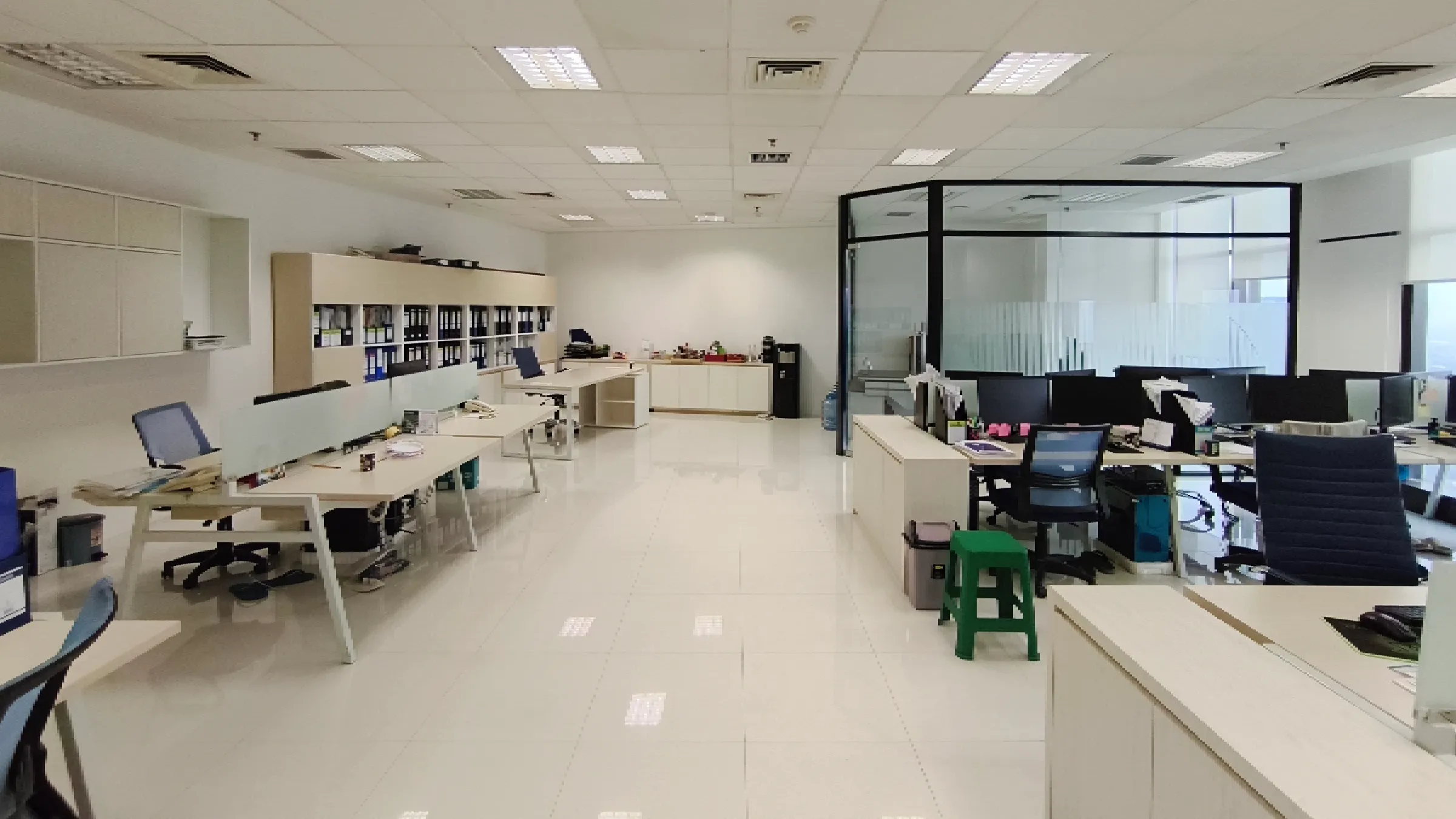kontraktor-interior-kantor-jakarta-open-space Hasil renovasi ruang kerja staff terbuka oleh kontraktor interior kantor Jakarta dengan pencahayaan modular dan lantai granit putih bersih.