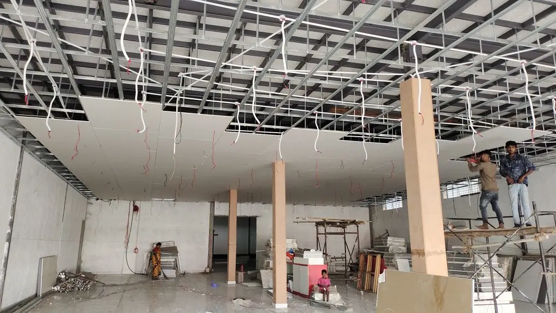 pekerjaan-listrik-kantor Pekerjaan listrik kantor untuk pemasangan kabel jalur lampu pada proyek renovasi kantor di atas rangka plafon gipsum.