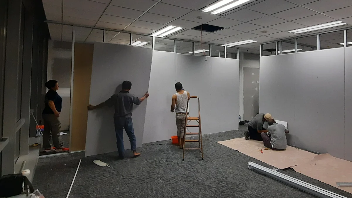 pengerjaan-parsisi-ruang-kantor-jakarta Proses renovasi dan pengerjaan partisi ruang kantor Jakarta untuk pembatas ruang kerja karyawan.