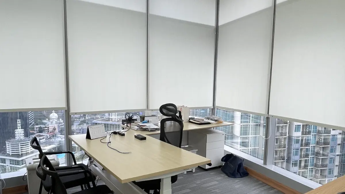 roller-blind-kantor Pemasangan roller blind kantor warna putih minimalis di ruang kerja gedung Noble House Mega Kuningan Jakarta Selatan.