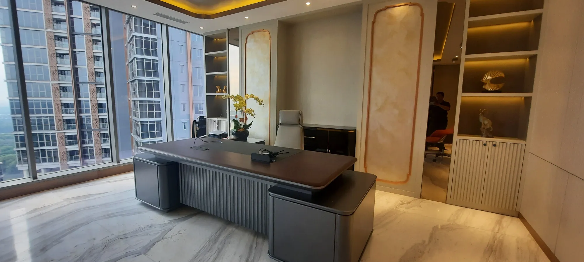 Jasa interior kantor Jakarta untuk pembuatan ruang direktur eksklusif dan meja kerja pimpinan mewah