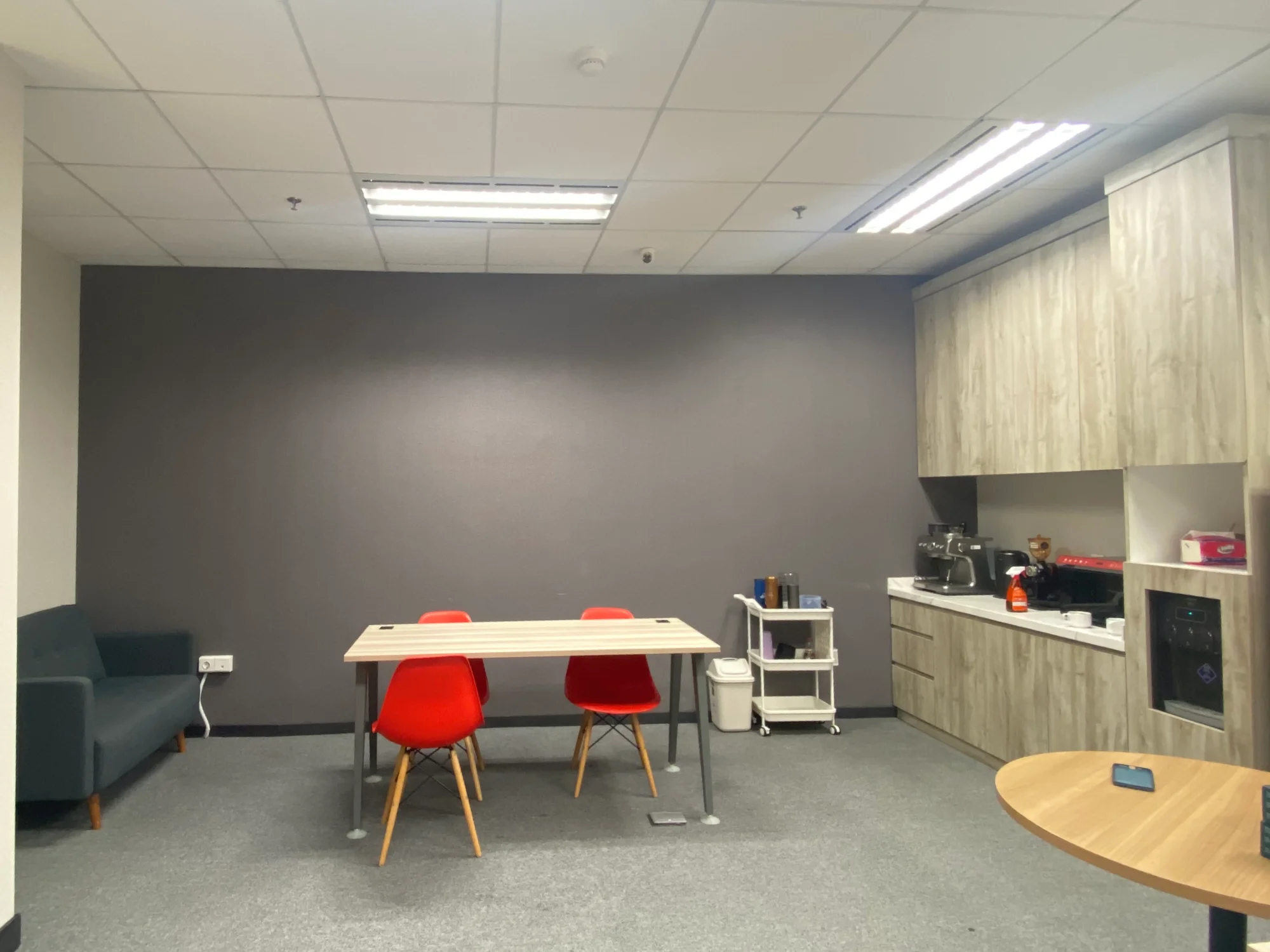 Jasa pembuatan pantry kantor jakarta dan kitchen set minimalis untuk ruang istirahat karyawan korporat