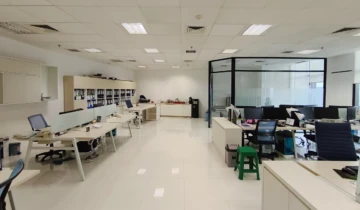 Area kerja staff di dalam kantor Alamanda Tower, Cilandak, Jakarta Selatan