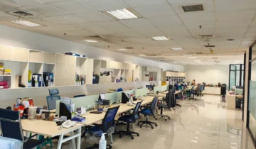 Area kerja staff kantor Alamanda Tower, Cilandak, Jakarta Selatan