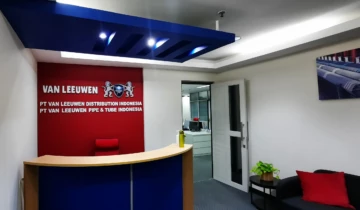 Desain ruang tunggu dan sofa resepsionis kantor PT Van Leeuwen di Graha Pratama Building Jakarta Selatan