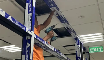 Pemasangan rangka aluminium merek Alexindo untuk partisi kaca ruang meeting