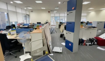 Proses instalasi furniture kantor Singapore Airlines