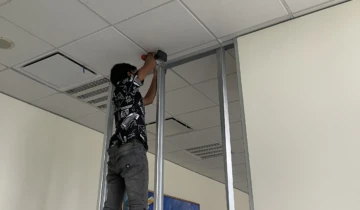 Proses pemasangan rangka untuk partisi gypsum