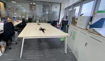 Proses pengerjaan meja kerja kantor custom