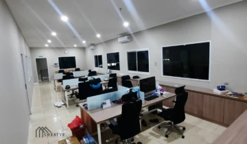 Hasil akhir peremajaan ruang kerja staf open space kantor PT Tayoh Sarana Sukses Bekasi dengan meja kubikal kustom berlapis HPL TACO