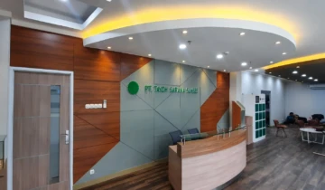 Desain interior area depan terpadu menampilkan meja receptionist kustom dan backdrop nama PT Tayoh Sarana Sukses Bekasi
