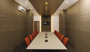 Desain interior ruang meeting kantor Bekasi menggunakan wall panel kisi-kisi kayu minimalis dan meja rapat panjang kustom