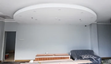 Progres pembuatan plafon drop ceiling gypsum bentuk bulat minimalis oleh kontraktor interior kantor PT Tayoh Sarana Sukses Bekasi